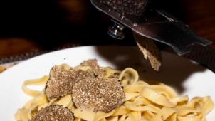 Où déguster des pâtes aux truffes préparées dans une meule géante de parmesan à Bruxelles